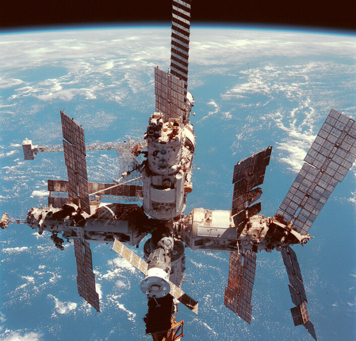 MIR-romstasjonen fotografert fra romferga Discovery, 12. juni 1998. (Foto: NASA) MIR-romstasjonen fotografert fra romferga Discovery, 12. juni 1998. (Foto: NASA)