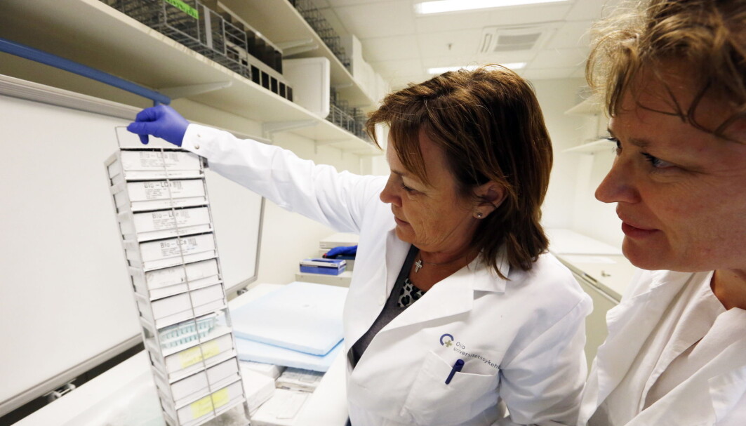 Genbaserte medisiner kan gi flere års ekstra levetid til personer med aggressive kreftformer. Onkolog ved avdeling for kreftbehandling på Radiumhospitalet, Åslaug Helland (t.h.) og enhetsleder seksjon for genetikk Gry Aa. Geitvik på fryserommet hvor nedfrossede prøver fra pasienter med bl.a. brystkreft på Radiumhospitalet i Oslo ligger. Avdelingen er unik da den allerede p 80-tallet begynte sin oppbevaring av prøver. Genbaserte medisiner kan gi flere års ekstra levetid til personer med aggressive kreftformer. Onkolog ved avdeling for kreftbehandling på Radiumhospitalet, Åslaug Helland (t.h.) og enhetsleder seksjon for genetikk Gry Aa. Geitvik på fryserommet hvor nedfrossede prøver fra pasienter med bl.a. brystkreft på Radiumhospitalet i Oslo ligger. Avdelingen er unik da den allerede p 80-tallet begynte sin oppbevaring av prøver.