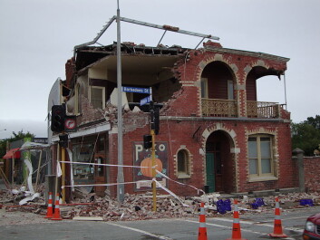 Denne bygningen, som ble forsterket for å tåle jordskjelv i 2008, ble totalødelagt av det middels store skjelvet som rammet Christchurch (Foto: Schwede66/Wikimedia Creative Commons) Denne bygningen, som ble forsterket for å tåle jordskjelv i 2008, ble totalødelagt av det middels store skjelvet som rammet Christchurch (Foto: Schwede66/Wikimedia Creative Commons)