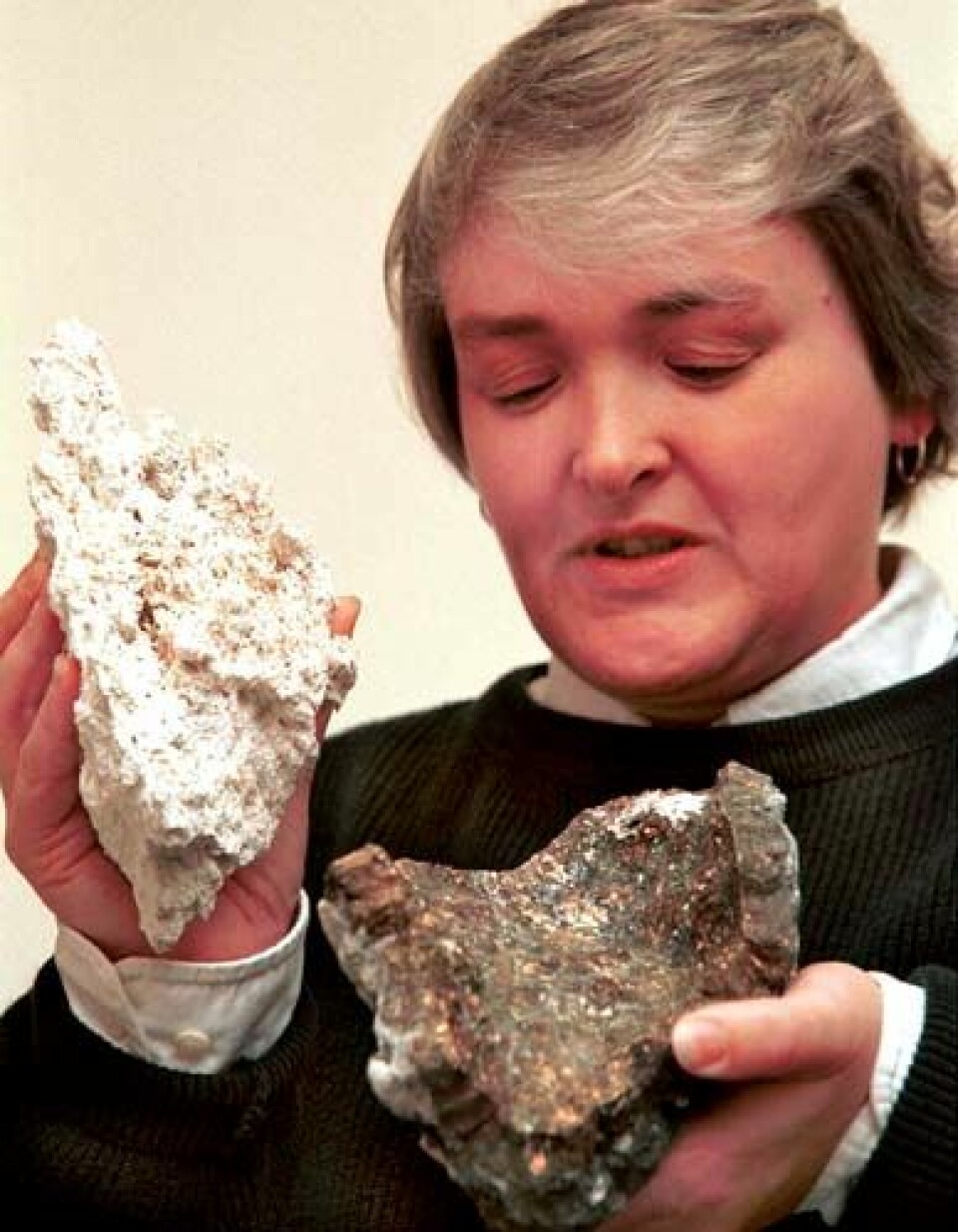 'Deborah Kelley viser en stein fra Lost City og en fra en black smoker. (Foto: University of Washington)'
