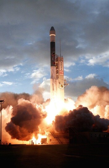 "Boeing Delta II (7326) sender Deep Space 1 opp mot morgenskyene 24.oktober 1998. (Foto:NASA)" "Boeing Delta II (7326) sender Deep Space 1 opp mot morgenskyene 24.oktober 1998. (Foto:NASA)"