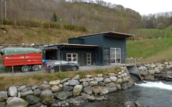 Tørking av flis i en traktorhenger og produksjon av strøm. (Foto: Eirik Nordhagen, Skog og landskap) Tørking av flis i en traktorhenger og produksjon av strøm. (Foto: Eirik Nordhagen, Skog og landskap)
