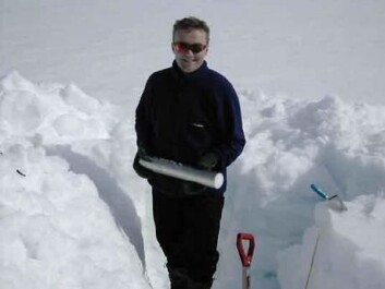 "Forsker Eirik Malnes graver seg ned for å måle snøegenskaper." "Forsker Eirik Malnes graver seg ned for å måle snøegenskaper."