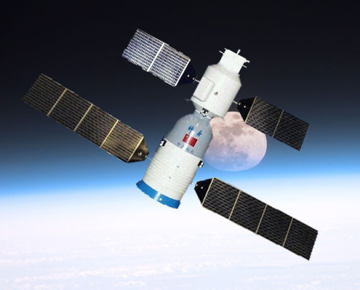 En modell av det kinesiske Shenzhou-romskipet montert inn foran et bilde av jordkloden og månen tatt fra rommet. (Bilde: Steven S. Pietrobon, GNU Free Documentation License" , Version 1.2 eller senere/NASA/montasje forskning.no) En modell av det kinesiske Shenzhou-romskipet montert inn foran et bilde av jordkloden og månen tatt fra rommet. (Bilde: Steven S. Pietrobon, GNU Free Documentation License" , Version 1.2 eller senere/NASA/montasje forskning.no)