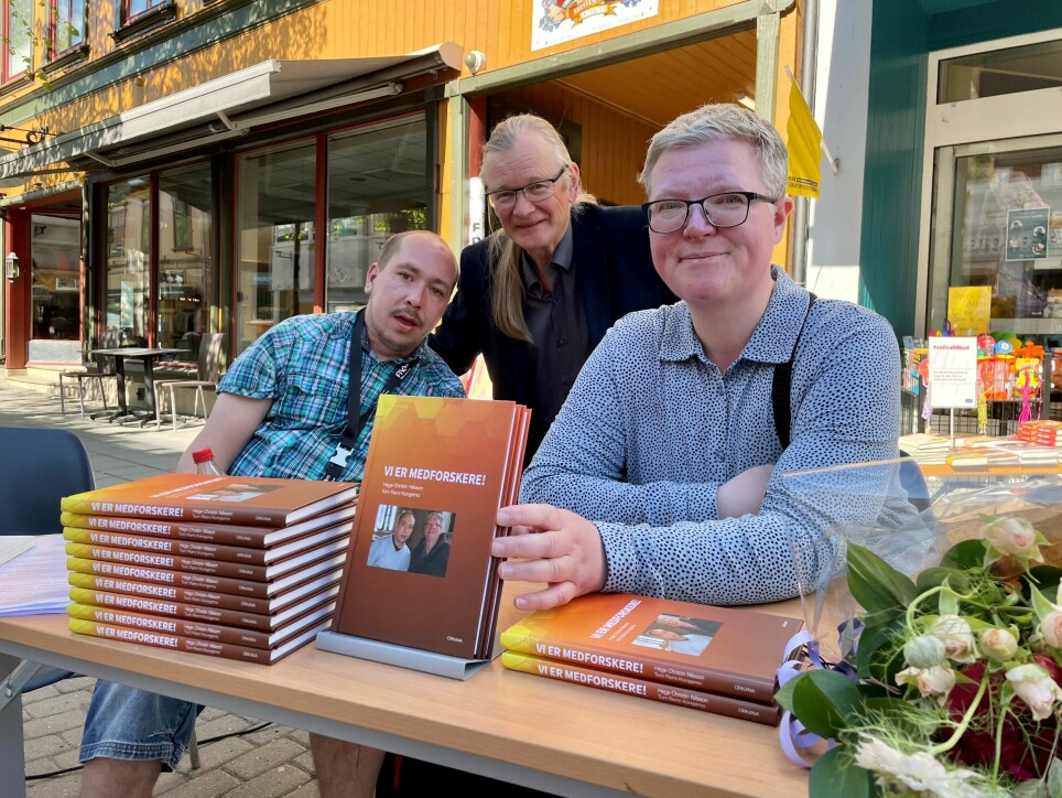 Tom Remi Kongsmo og Hege Christin Nilsson lanserte boken «Vi er medforskere!» i Lillehammer tidligere i sommer. De to har vært medforskere i forskningsgruppen «Meningen med arbeid for mennesker med utviklingshemming eller nedsatt arbeidsevne». Frank Jarle Bruun er forskeren som har ledet prosjektet.