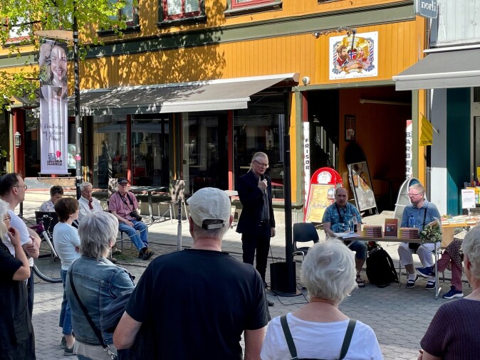 Storgata i Lillehammer: Bak et bord, foran masse folk, satt Tom Remi Kongsmo og Hege Christin Nilsson. Sprekkferdige av stolthet og med en hel haug med ting de har lært, lanserte de boka de har skrevet. De har i tre år vært medforskere på et stort forskningsprosjekt. Storgata i Lillehammer: Bak et bord, foran masse folk, satt Tom Remi Kongsmo og Hege Christin Nilsson. Sprekkferdige av stolthet og med en hel haug med ting de har lært, lanserte de boka de har skrevet. De har i tre år vært medforskere på et stort forskningsprosjekt.