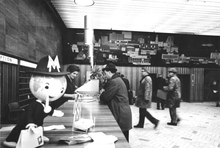 Hotellnæringen har eksistert flere århundrer. Bildet er tatt i resepsjonen på Hotel Berolina i Berlin 18. februar 1965. (Foto: Joachim Spremberg/ Wikimedia Commons. Se lisens) Hotellnæringen har eksistert flere århundrer. Bildet er tatt i resepsjonen på Hotel Berolina i Berlin 18. februar 1965. (Foto: Joachim Spremberg/ Wikimedia Commons. Se lisens)