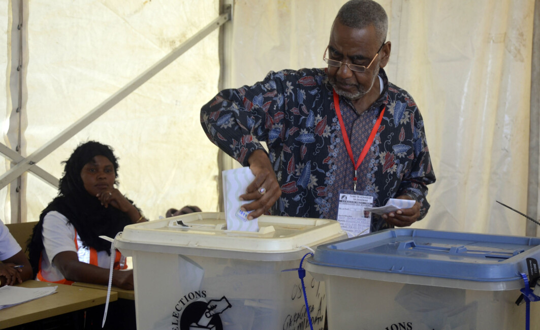 I Kenya og Tanzania henger politiske partier tett sammen med etnisk bakgrunn. Her avgir presidentkandidat Seif Sharif Hamad sin stemme i valget i Tanzania i 2020. (Foto: AP, NTB) I Kenya og Tanzania henger politiske partier tett sammen med etnisk bakgrunn. Her avgir presidentkandidat Seif Sharif Hamad sin stemme i valget i Tanzania i 2020. (Foto: AP, NTB)