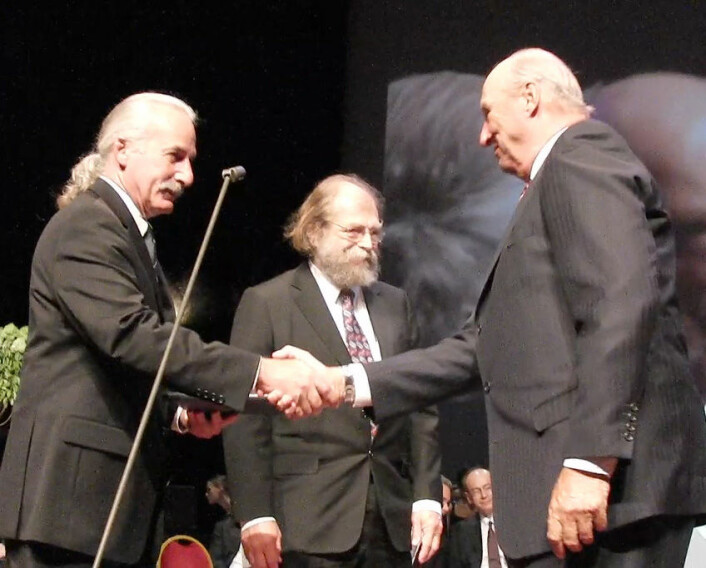 Donald Eigler (t.v.) og Nadrian Seeman mottar Kavliprisen i nanovitenskap av kong Harald i Oslo konserthus 7. september 2010. (Foto: Arnfinn Christensen)