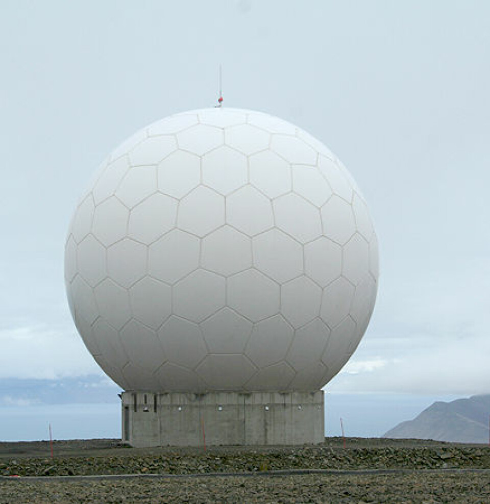 'Antennekuppel på SvalSat-anlegget. Foto: Kristin Grønli'