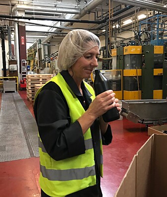 Pia Mollatt hos Berry sjekker lukt og kvalitet på en flaske produsert med resirkulert plast. Pia Mollatt hos Berry sjekker lukt og kvalitet på en flaske produsert med resirkulert plast.