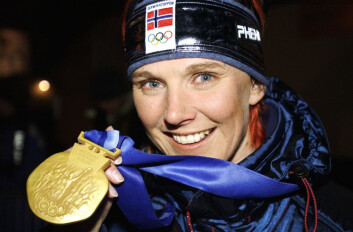 Bente Skari med med gull-medaljen fra OL i Salt Lake City, der hun vant kvinnenes 10 km klassisk. (Foto: Cornelius Poppe / SCANPIX). Bente Skari med med gull-medaljen fra OL i Salt Lake City, der hun vant kvinnenes 10 km klassisk. (Foto: Cornelius Poppe / SCANPIX).