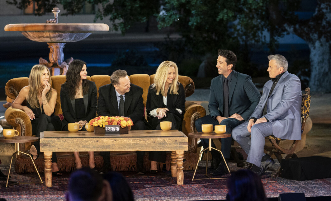 Torsdag 27. mai ble en etterlengtet reunion-episode av Venner for livet tilgjengelig på HBO. I episoden møtes de seks skuespilleren og snakker om serien. Torsdag 27. mai ble en etterlengtet reunion-episode av Venner for livet tilgjengelig på HBO. I episoden møtes de seks skuespilleren og snakker om serien.