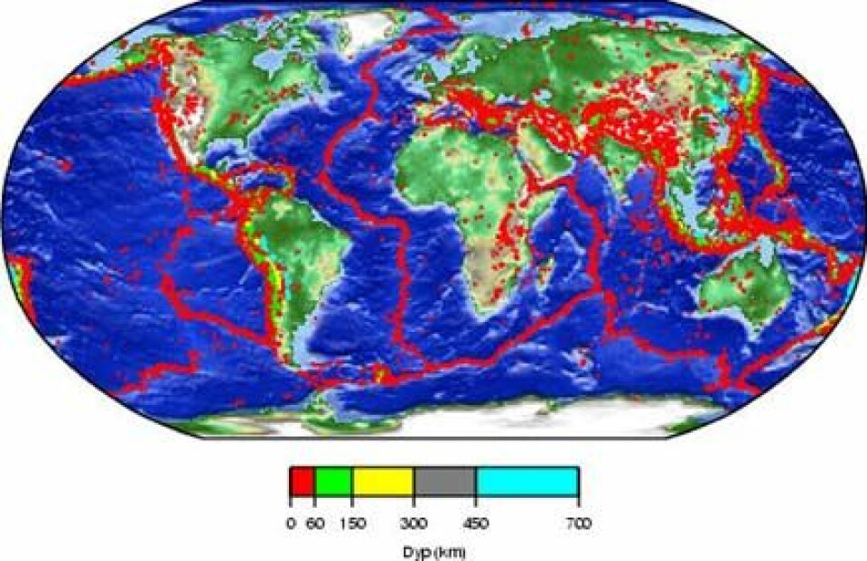 'Jordskjelv med styrke fem eller større mellom 1973 og 2003. Plategrensene kan tydelig sees som mer eller mindre kontinuerlige bånd av jordskjelv. (Illustrasjon: NORSAR)'