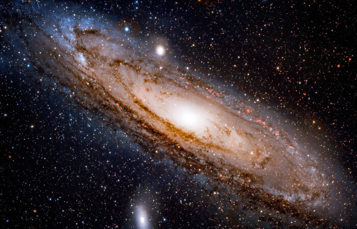 Dette er Andromeda-galaksen, vår nærmeste galakse-nabo, sett med synlig lys med et teleskop. Astronomene regner med at det er rundt en billion stjerner i denne galaksen, langt flere enn i Melkeveien. Dette er en illustrasjon. Dette er Andromeda-galaksen, vår nærmeste galakse-nabo, sett med synlig lys med et teleskop. Astronomene regner med at det er rundt en billion stjerner i denne galaksen, langt flere enn i Melkeveien. Dette er en illustrasjon.