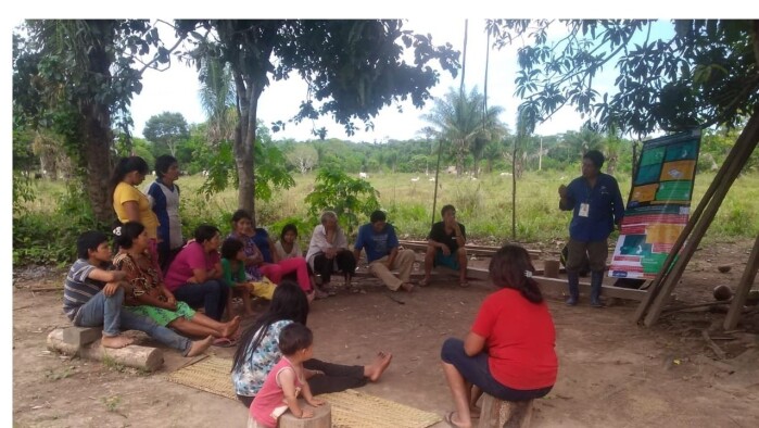 Tsimane holder til i Amazonas-regnskogen. Bildet er fra et informasjonsmøte om Covid-19. Tsimane holder til i Amazonas-regnskogen. Bildet er fra et informasjonsmøte om Covid-19.