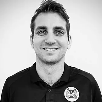 Eirik Halvorsen Wik er stipendiat ved Senter for idrettsskadeforskning og Institutt for idrettsmedisin på NIH, men arbeider til dagleg ved eliteskulen Aspire Academy i Doha, Qatar.
