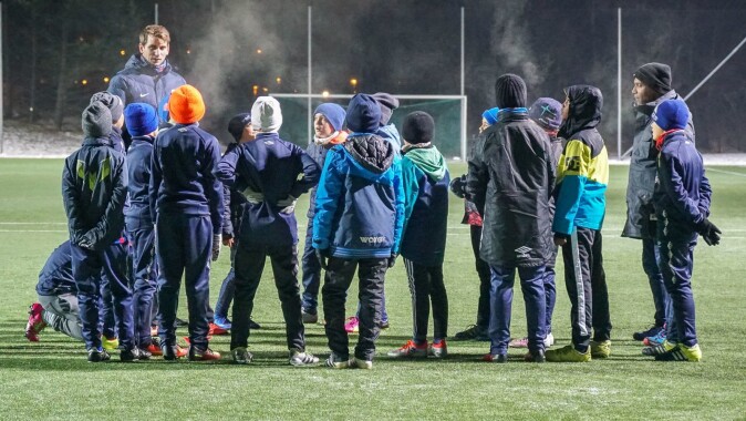 Eirik Halvorsen Wik coaching a youth team in more homely surroundings: Vålerenga Galaxy. The importance of a proper warm up to prevent injuries was on the program. Eirik Halvorsen Wik coaching a youth team in more homely surroundings: Vålerenga Galaxy. The importance of a proper warm up to prevent injuries was on the program.