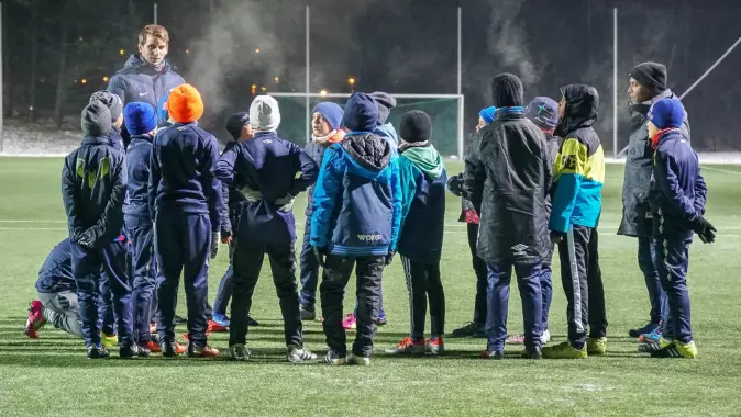 Eirik Halvorsen Wik coaching a youth team in more homely surroundings: Vålerenga Galaxy. The importance of a proper warm up to prevent injuries was on the program.