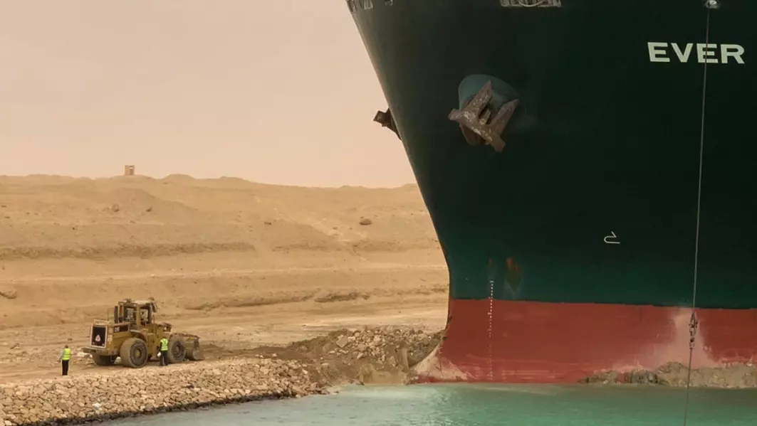 Etter seks dager med gravearbeider ble det enorme containerskipet «Ever Given» dratt løs av taubåter etter å ha stått på tvers i Suezkanalen.