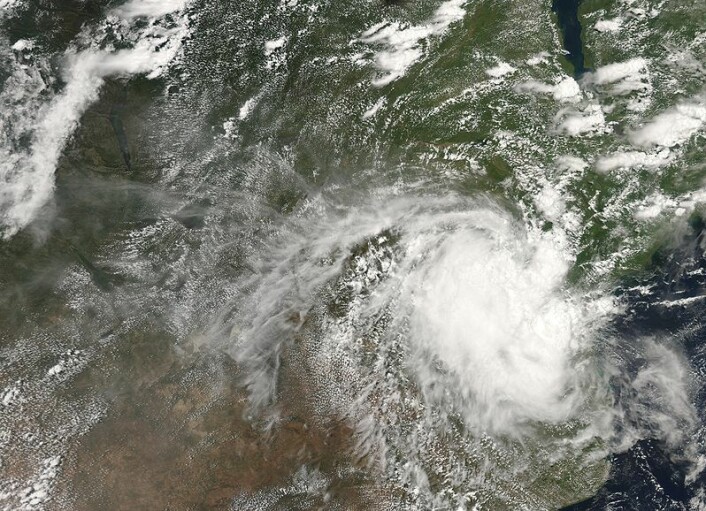 "Den tropiske syklonen treffer Mosambiks kyst 22. februar 2007. (Foto: NASA)"