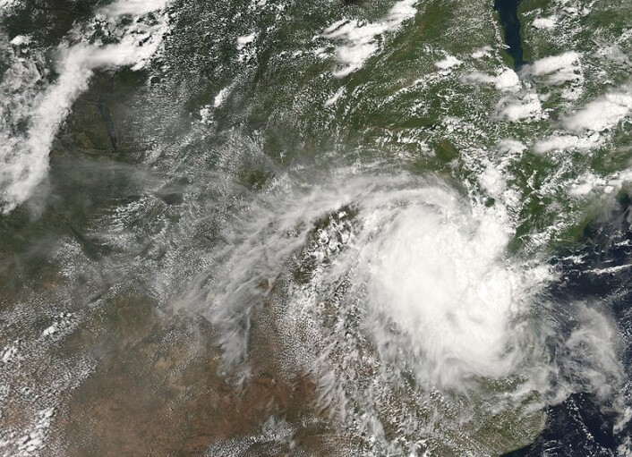 "Den tropiske syklonen treffer Mosambiks kyst 22. februar 2007. (Foto: NASA)" "Den tropiske syklonen treffer Mosambiks kyst 22. februar 2007. (Foto: NASA)"
