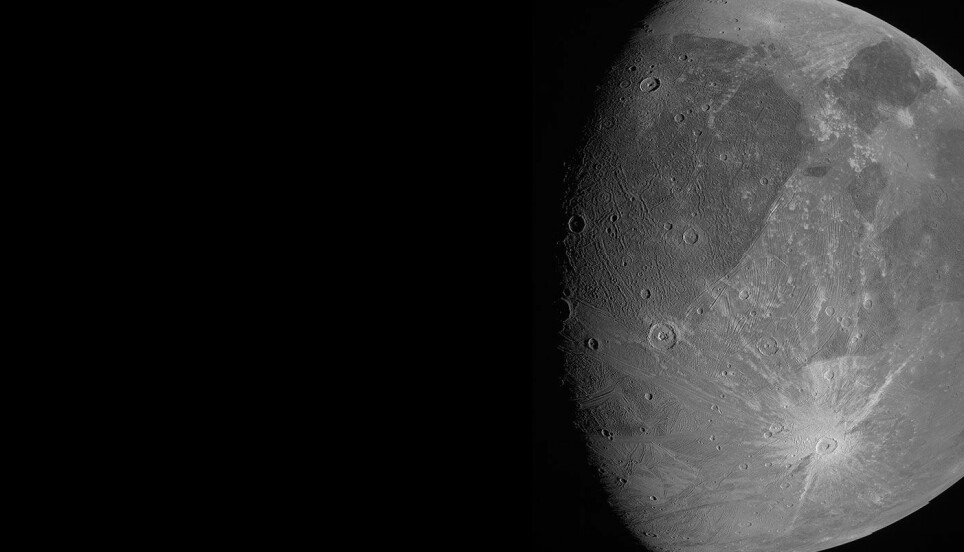 Det kan ligne litt på et bilde av vår egen måne, men det er det ikke. Dette er Ganymedes, den største månen i solsystemet.