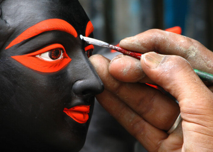 Norsk sosialantropolog har studert ett av Indias mange kastesamfunn - kumarene i bydelen Kumartuli i storbyen Kolkata. Deres historie er nært knyttet til gudebildene de lager. Her settes siste strøk på en statue av gudinnen Kali. Klikk forstørrelsesglasset for større versjon av bildet. (Foto: Geir Heierstad) Norsk sosialantropolog har studert ett av Indias mange kastesamfunn - kumarene i bydelen Kumartuli i storbyen Kolkata. Deres historie er nært knyttet til gudebildene de lager. Her settes siste strøk på en statue av gudinnen Kali. Klikk forstørrelsesglasset for større versjon av bildet. (Foto: Geir Heierstad)