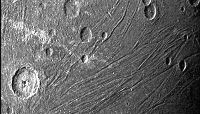 Bilde fra den mørke siden av Ganymedes.
