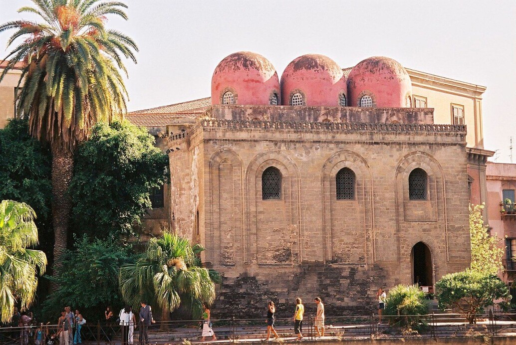 Dette er San Cataldo-kirken i Palermo på Sicilia, bygget like etter den muslimske perioden var over. Men arkitekturen hadde tydelig arabisk innflytelse. Dette er San Cataldo-kirken i Palermo på Sicilia, bygget like etter den muslimske perioden var over. Men arkitekturen hadde tydelig arabisk innflytelse.