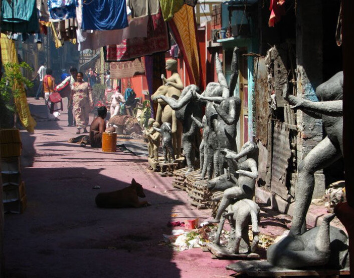Statuer av hinduguder står på rekke og rad i bydelen Kumartuli i Kolkata. Klikk på forstørrelsesglasset for større versjon. (Foto: Geir Heierstad) Statuer av hinduguder står på rekke og rad i bydelen Kumartuli i Kolkata. Klikk på forstørrelsesglasset for større versjon. (Foto: Geir Heierstad)