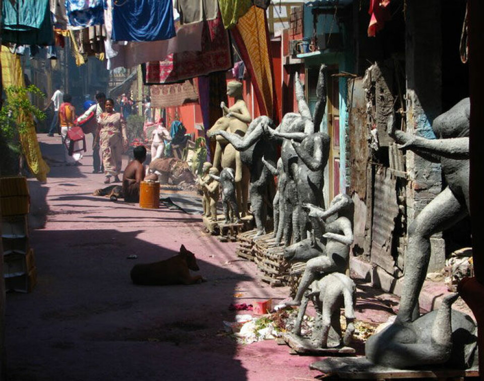 Statuer av hinduguder står på rekke og rad i bydelen Kumartuli i Kolkata. Klikk på forstørrelsesglasset for større versjon. (Foto: Geir Heierstad)