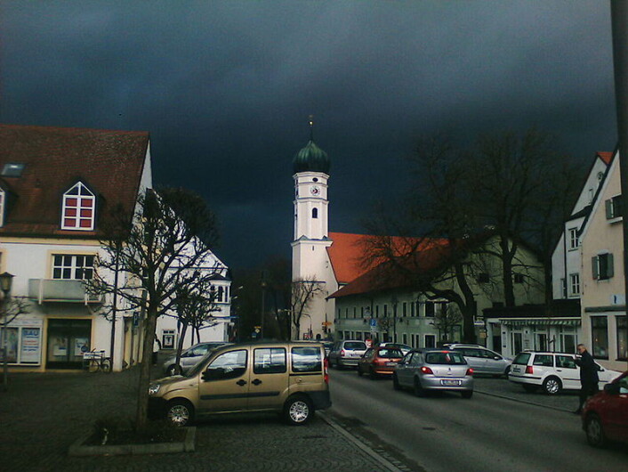 "Byen Markt Schwaben i Tyskland like før stormen Emma treffer byen i 2008. (Foto: Patrick Fischer/ Wikimedia Commons, se lisens)." "Byen Markt Schwaben i Tyskland like før stormen Emma treffer byen i 2008. (Foto: Patrick Fischer/ Wikimedia Commons, se lisens)."
