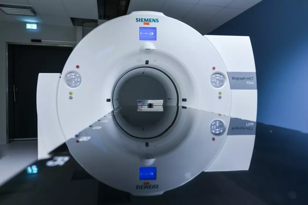 Her ser vi en PET/CT-skanner. Kan kunstig intelligens forutsi nødvendig informasjon fra blodet, direkte fra PET-bildene? Da kan pasientene slippe stadige blodprøver.