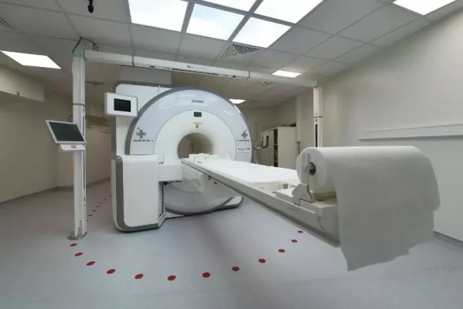 Dersom du får lungekreft må du i dag gjennom undersøkelser som kan være ganske smertefulle. Det håper Samuel Kuttner å endre på ved å bruke kunstig intelligens på PET-bilder. På dette bildet kan vi se en PET/MR-skanner ved UNN.