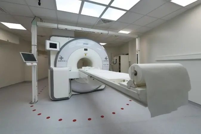 Dersom du får lungekreft må du i dag gjennom undersøkelser som kan være ganske smertefulle. Det håper Samuel Kuttner å endre på ved å bruke kunstig intelligens på PET-bilder. På dette bildet kan vi se en PET/MR-skanner ved UNN. Dersom du får lungekreft må du i dag gjennom undersøkelser som kan være ganske smertefulle. Det håper Samuel Kuttner å endre på ved å bruke kunstig intelligens på PET-bilder. På dette bildet kan vi se en PET/MR-skanner ved UNN.