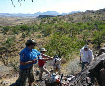Norske og sør-afrikanske forskere i arbeid med å hente inn prøver fra berggrunnen i Namibia. Norske og sør-afrikanske forskere i arbeid med å hente inn prøver fra berggrunnen i Namibia.