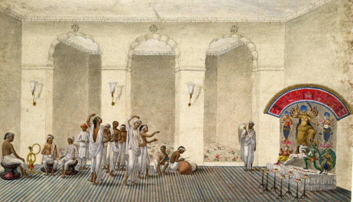 Historisk var feiringen av Durga forbehold de rike og mektige. Akvarell datert 1809 som viser en Durga Puja. Tablået med Durga og demonen sees til høyre. Klikk på forstørrelsesglass for større versjon. (Illustrasjon: Wikipedia) Historisk var feiringen av Durga forbehold de rike og mektige. Akvarell datert 1809 som viser en Durga Puja. Tablået med Durga og demonen sees til høyre. Klikk på forstørrelsesglass for større versjon. (Illustrasjon: Wikipedia)