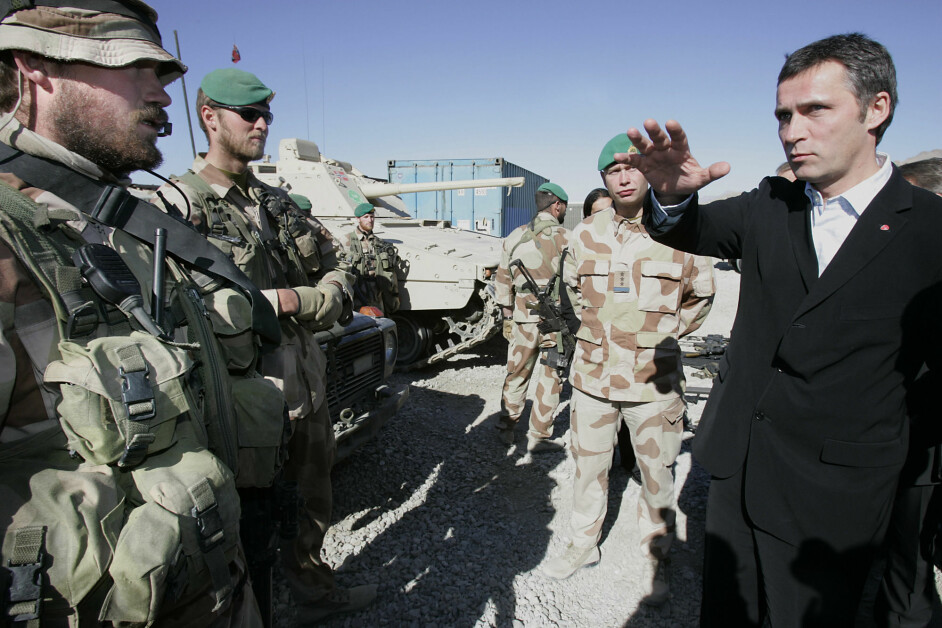 Krigen i Persiabukta i 1991 innledet en ny æra i norsk sikkerhetspolitikk. Her besøker statsminister Jens Stoltenberg norske soldater i Afghanistan i 2005.