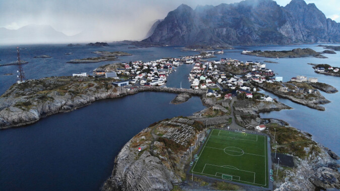 Henningsvær – her med fotballbanen som gikk viralt for noen år siden, i forgrunnen – er finalist i kåringen av Norges mest attraktive sted. Det er innbyggerforeningen stolt av. Henningsvær – her med fotballbanen som gikk viralt for noen år siden, i forgrunnen – er finalist i kåringen av Norges mest attraktive sted. Det er innbyggerforeningen stolt av.