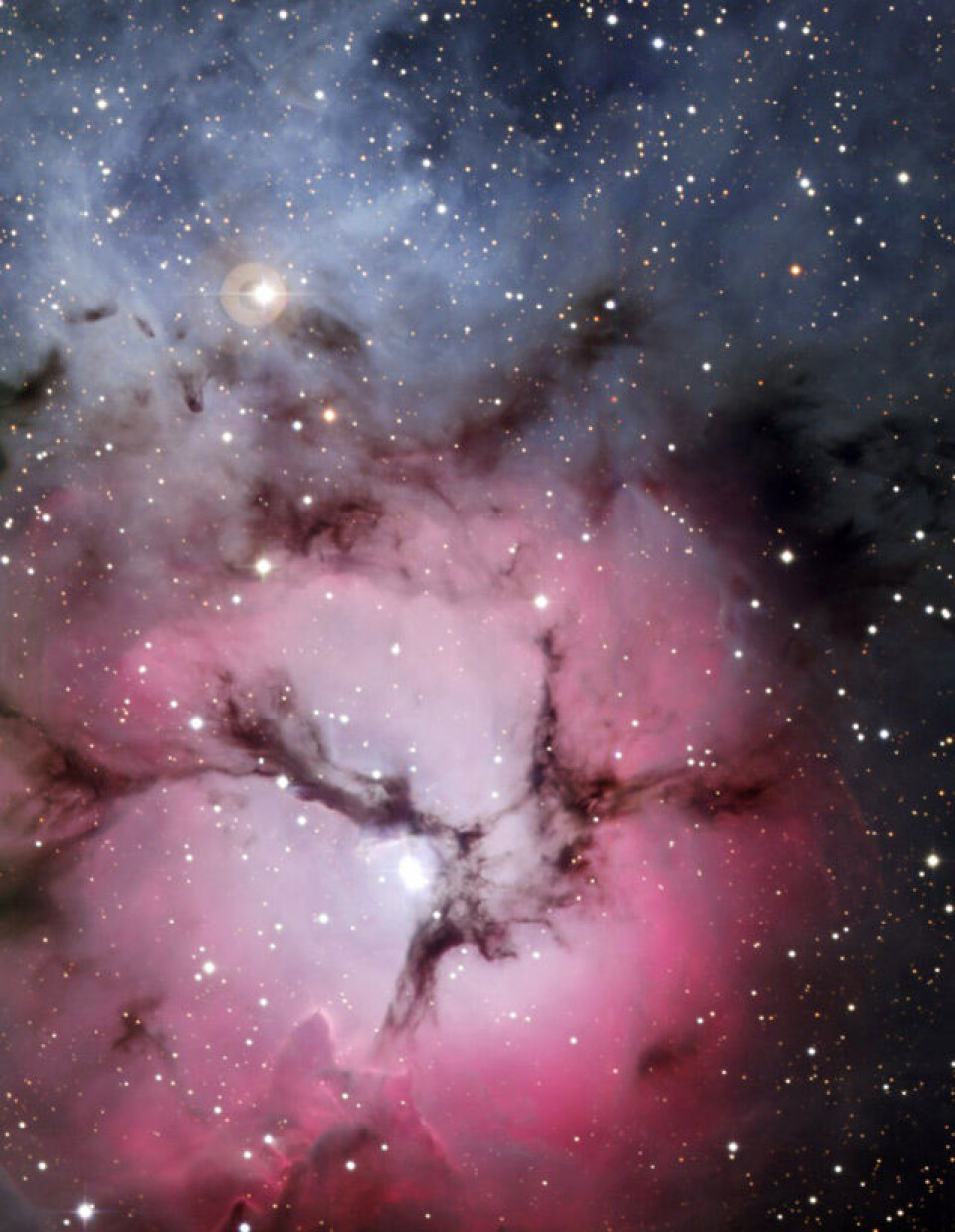 Den gigantiske stjernefabrikken kjent som Trifidetåken og Messier 20, avbildet i all sin prakt med 2,2-meter-teleskopet ved ESOs La Silla-observatorium i det nordlige Chile. Synsfeltet i bildet er omtrent 12 x 16 bueminutter. (Foto: ESO)