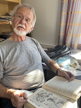 – De sovjetiske forskerne hadde rett, mener Arve Elvebakk. Her blar han i den gamle sovjetiske florasamlingen fra 1952. – De sovjetiske forskerne hadde rett, mener Arve Elvebakk. Her blar han i den gamle sovjetiske florasamlingen fra 1952.