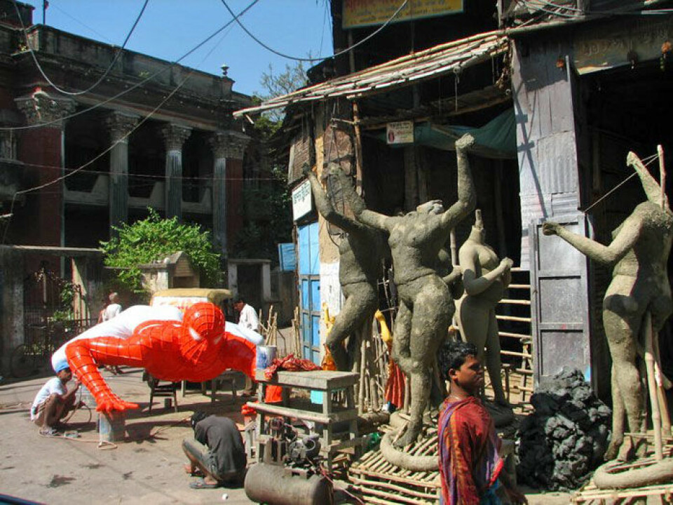 I bydelen Kumartuli står gammelt og nytt side om side. En modell av Spiderman for et kjøpsenter lages ved siden av de tradisjonelle statuene av gudene. Klikk på forstørrelsesglass for større versjon. (Foto: Geir Heierstad)