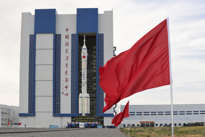 Bæreraketten Den lange marsjen 2F skal føre romkapselen Shenzhou-12 og de tre taikonautene ut i verdensrommet. Bæreraketten Den lange marsjen 2F skal føre romkapselen Shenzhou-12 og de tre taikonautene ut i verdensrommet.