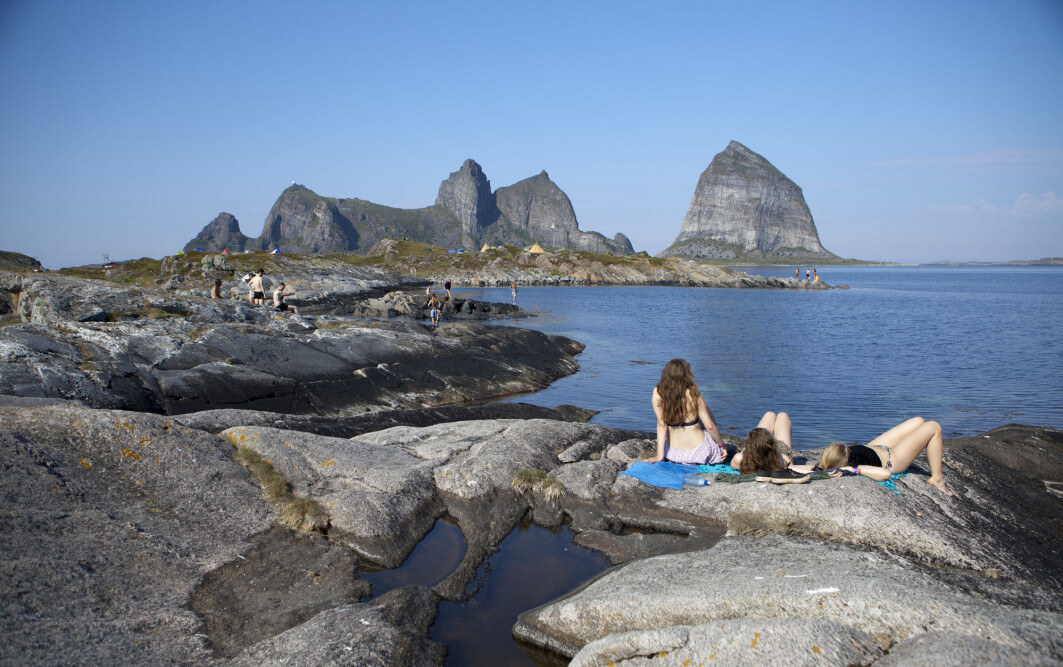 Så snart det er mulig, trekker vi ut for å sole oss. Her er solbadere på Træna i Nordland. Så snart det er mulig, trekker vi ut for å sole oss. Her er solbadere på Træna i Nordland.