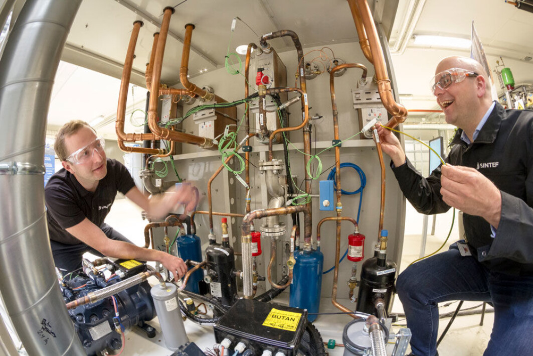 Some industries require temperatures of between 100 and 180 degrees. A new heat pump is able to deliver this, so it has great commercial potential. Such technology represents low-hanging fruit for an industrial sector aiming to reduce both greenhouse gas emissions and energy consumption, say SINTEF researchers Michael Bantle (right) and Christian Schlemminger. Some industries require temperatures of between 100 and 180 degrees. A new heat pump is able to deliver this, so it has great commercial potential. Such technology represents low-hanging fruit for an industrial sector aiming to reduce both greenhouse gas emissions and energy consumption, say SINTEF researchers Michael Bantle (right) and Christian Schlemminger.