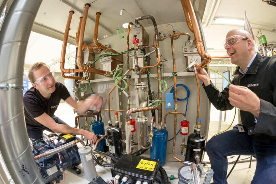 Some industries require temperatures of between 100 and 180 degrees. A new heat pump is able to deliver this, so it has great commercial potential. Such technology represents low-hanging fruit for an industrial sector aiming to reduce both greenhouse gas emissions and energy consumption, say SINTEF researchers Michael Bantle (right) and Christian Schlemminger.