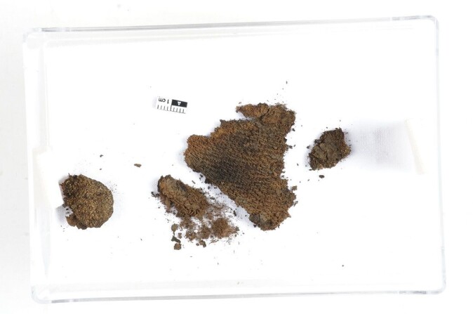 The wool fabric is of the type called diamond twill, and has a pattern reminiscent of that found in jeans. The fibres in this fragment are so well preserved that archaeologists hope to make isotope analyses of it. The wool fabric is of the type called diamond twill, and has a pattern reminiscent of that found in jeans. The fibres in this fragment are so well preserved that archaeologists hope to make isotope analyses of it.