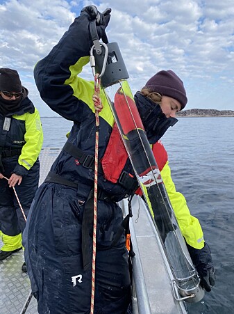 Annecken Nøland retrieves the NTNU-designed seawater sampler during a recent research trip to Mausund Field Station. Annecken Nøland retrieves the NTNU-designed seawater sampler during a recent research trip to Mausund Field Station.