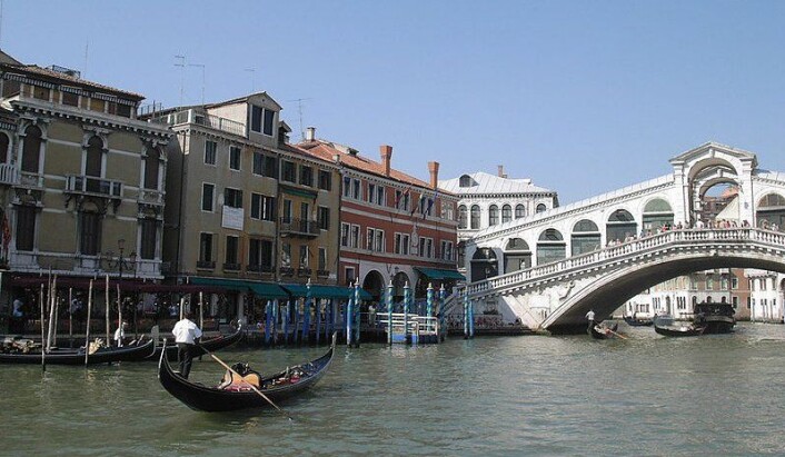 Framtidsvisjon: Protoceller kan om 10-20 år skape et korallrev under husene i Venezia, noe som ville stoppe byen fra å synke lengre ned i fundamentet av leire. (Foto: Wikipedia) Framtidsvisjon: Protoceller kan om 10-20 år skape et korallrev under husene i Venezia, noe som ville stoppe byen fra å synke lengre ned i fundamentet av leire. (Foto: Wikipedia)